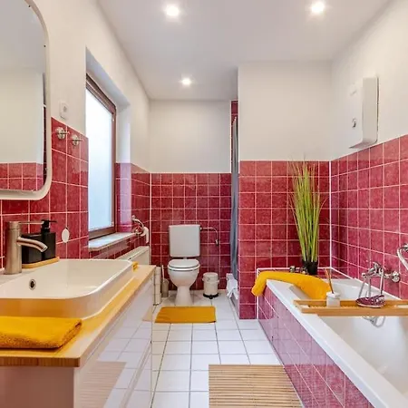 Townhaus-rhens 8 Schlafzimmer, Sauna, Weinkeller, Fotostudio, Hunde Willkommen Holiday home