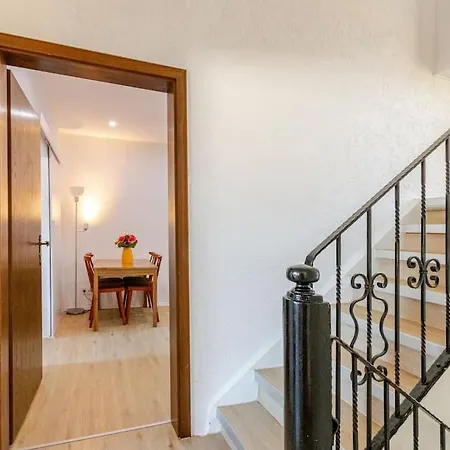 Townhaus-rhens 8 Schlafzimmer, Sauna, Weinkeller, Fotostudio, Hunde Willkommen Holiday home