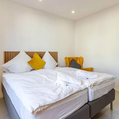 Townhaus-rhens 8 Schlafzimmer, Sauna, Weinkeller, Fotostudio, Hunde Willkommen Holiday home *