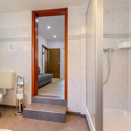 Townhaus-rhens 8 Schlafzimmer, Sauna, Weinkeller, Fotostudio, Hunde Willkommen Rhens