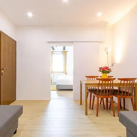 Townhaus-rhens 8 Schlafzimmer, Sauna, Weinkeller, Fotostudio, Hunde Willkommen