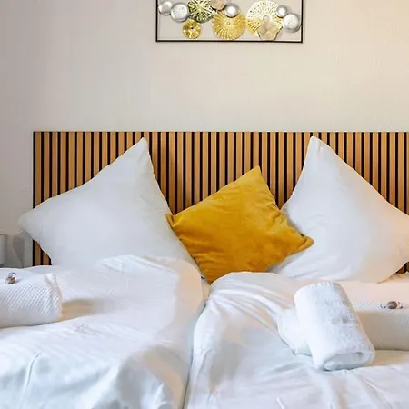 Townhaus-rhens 8 Schlafzimmer, Sauna, Weinkeller, Fotostudio, Hunde Willkommen Holiday home Rhens