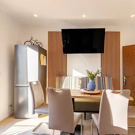 Townhaus-rhens 8 Schlafzimmer, Sauna, Weinkeller, Fotostudio, Hunde Willkommen