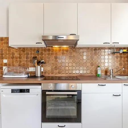 Townhaus-rhens 8 Schlafzimmer, Sauna, Weinkeller, Fotostudio, Hunde Willkommen Holiday home