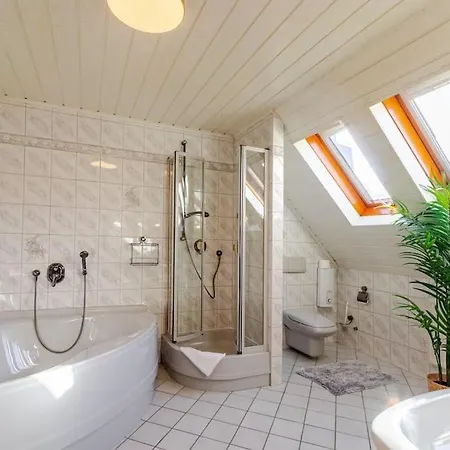 Holiday home Townhaus-rhens 8 Schlafzimmer, Sauna, Weinkeller, Fotostudio, Hunde Willkommen