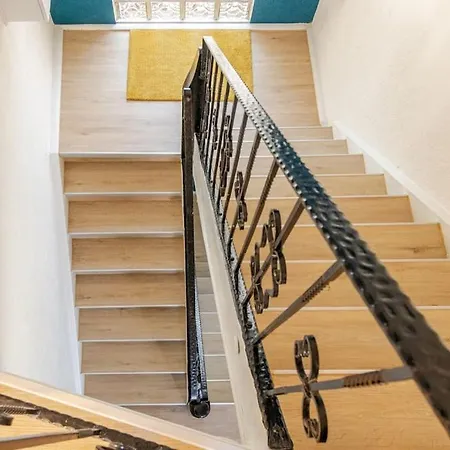 Holiday home Townhaus-rhens 8 Schlafzimmer, Sauna, Weinkeller, Fotostudio, Hunde Willkommen *