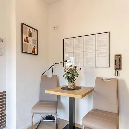 Townhaus-rhens 8 Schlafzimmer, Sauna, Weinkeller, Fotostudio, Hunde Willkommen Holiday home Rhens