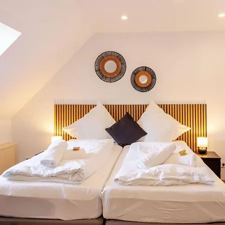 Townhaus-rhens 8 Schlafzimmer, Sauna, Weinkeller, Fotostudio, Hunde Willkommen Holiday home
