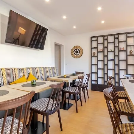 Townhaus-rhens 8 Schlafzimmer, Sauna, Weinkeller, Fotostudio, Hunde Willkommen Holiday home Rhens