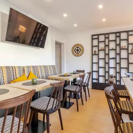 Holiday home Townhaus-rhens 8 Schlafzimmer, Sauna, Weinkeller, Fotostudio, Hunde Willkommen