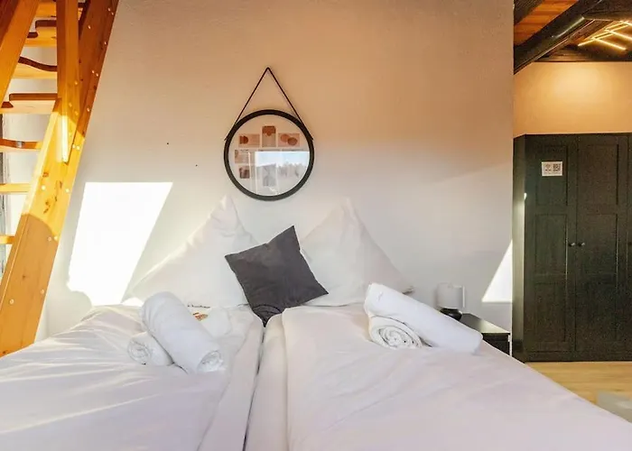 Townhaus-rhens 8 Schlafzimmer, Sauna, Weinkeller, Fotostudio, Hunde Willkommen