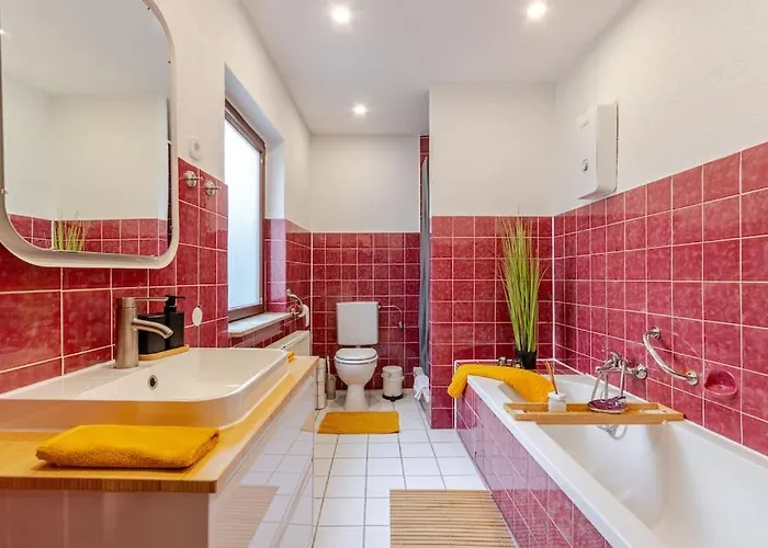 Townhaus-rhens 8 Schlafzimmer, Sauna, Weinkeller, Fotostudio, Hunde Willkommen Holiday home