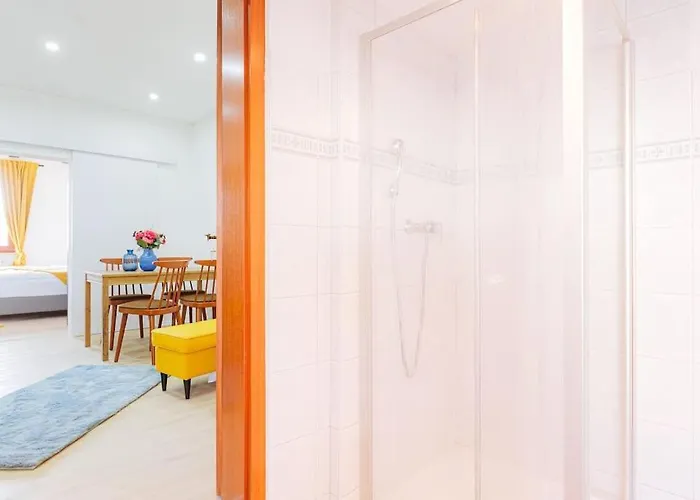 Holiday home Townhaus-rhens 8 Schlafzimmer, Sauna, Weinkeller, Fotostudio, Hunde Willkommen