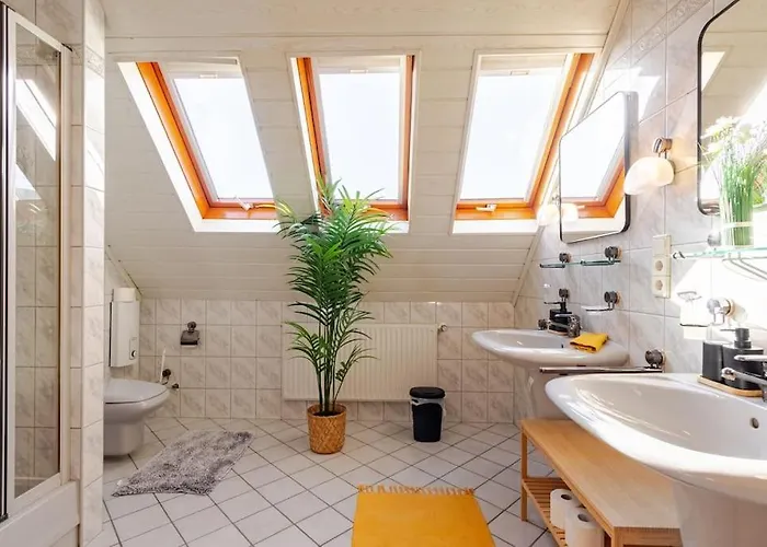 Townhaus-rhens 8 Schlafzimmer, Sauna, Weinkeller, Fotostudio, Hunde Willkommen Holiday home Rhens