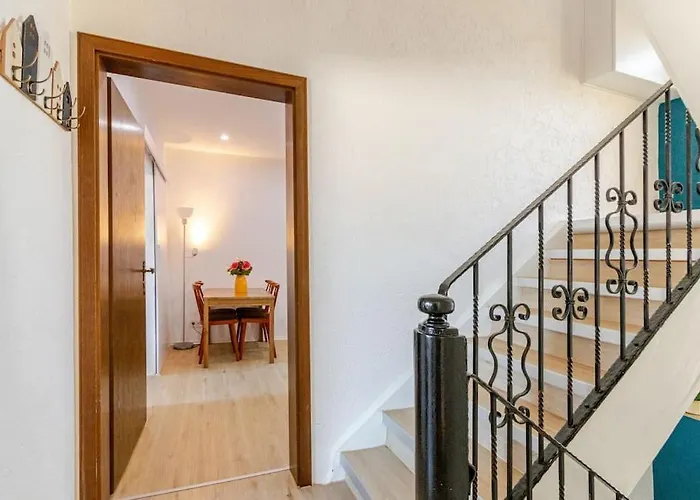 Townhaus-rhens 8 Schlafzimmer, Sauna, Weinkeller, Fotostudio, Hunde Willkommen Holiday home