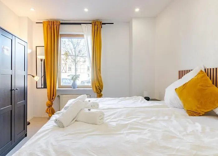 Holiday home Townhaus-rhens 8 Schlafzimmer, Sauna, Weinkeller, Fotostudio, Hunde Willkommen