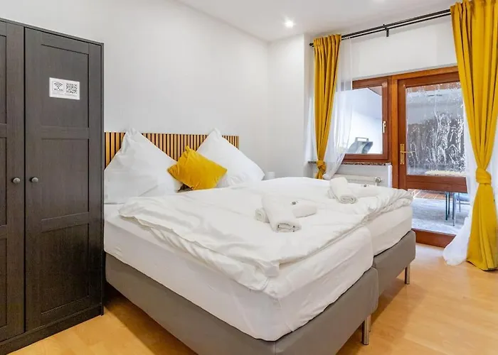 Holiday home Townhaus-rhens 8 Schlafzimmer, Sauna, Weinkeller, Fotostudio, Hunde Willkommen *