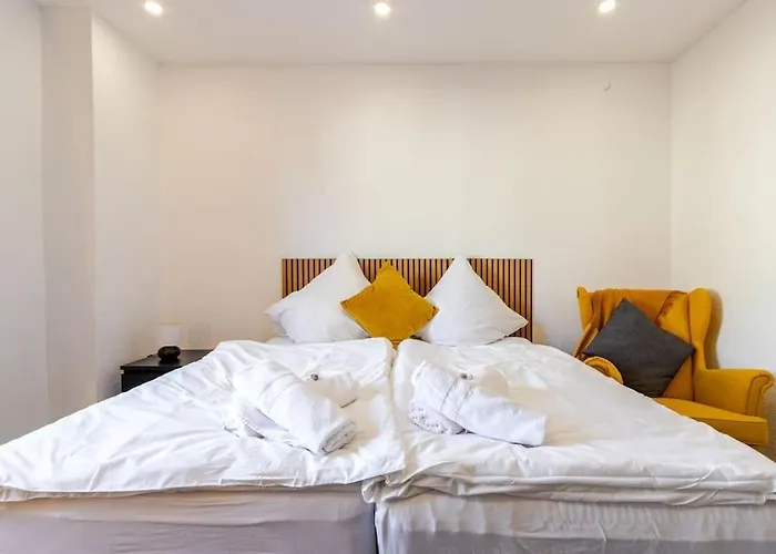 Townhaus-rhens 8 Schlafzimmer, Sauna, Weinkeller, Fotostudio, Hunde Willkommen Holiday home Rhens