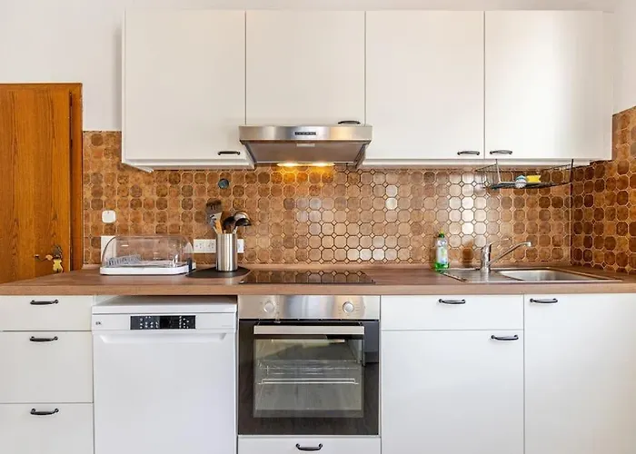 Townhaus-rhens 8 Schlafzimmer, Sauna, Weinkeller, Fotostudio, Hunde Willkommen Holiday home