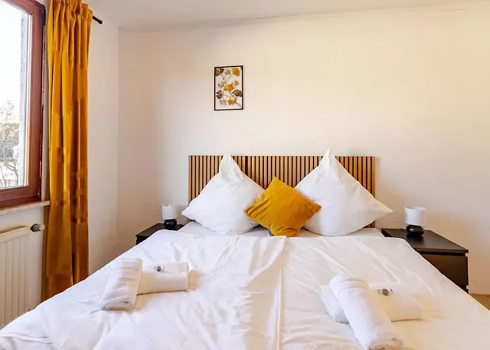 Holiday home Townhaus-rhens 8 Schlafzimmer, Sauna, Weinkeller, Fotostudio, Hunde Willkommen *