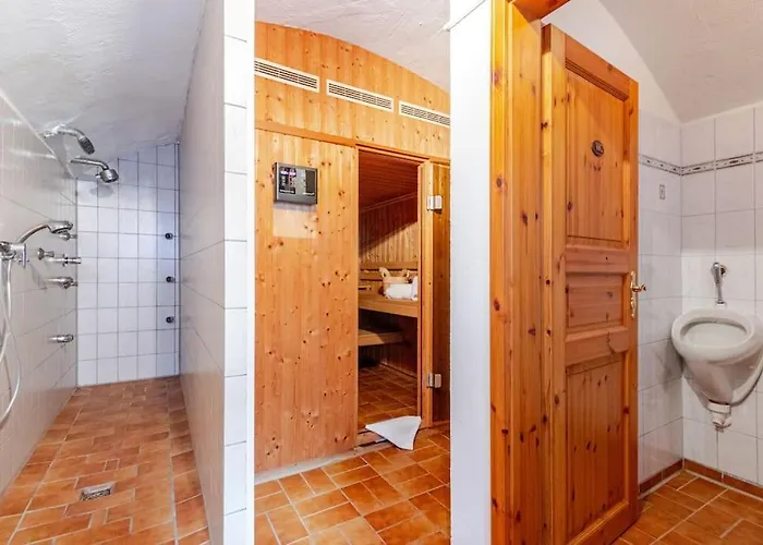 Holiday home Townhaus-rhens 8 Schlafzimmer, Sauna, Weinkeller, Fotostudio, Hunde Willkommen