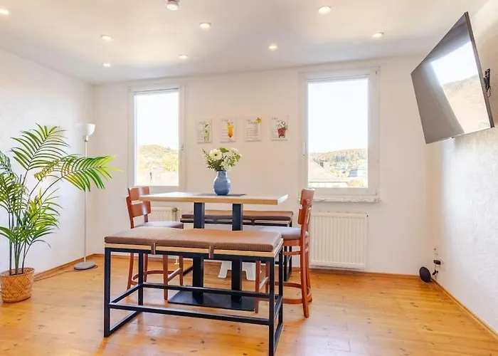 Townhaus-rhens 8 Schlafzimmer, Sauna, Weinkeller, Fotostudio, Hunde Willkommen Holiday home *