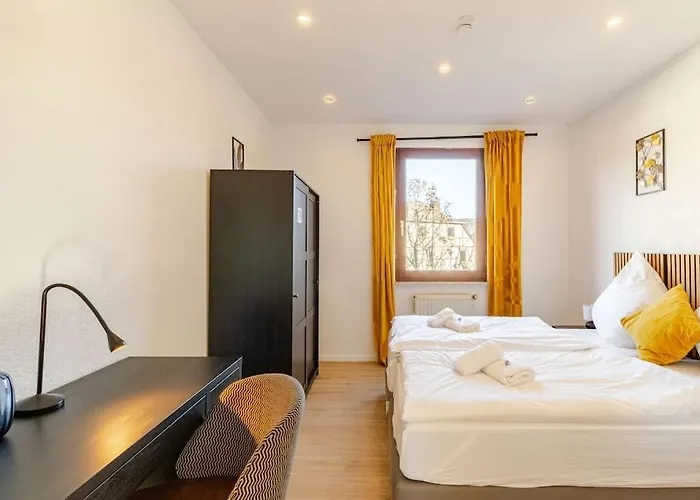 Townhaus-rhens 8 Schlafzimmer, Sauna, Weinkeller, Fotostudio, Hunde Willkommen Holiday home