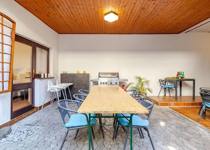 Townhaus-rhens 8 Schlafzimmer, Sauna, Weinkeller, Fotostudio, Hunde Willkommen Holiday home *