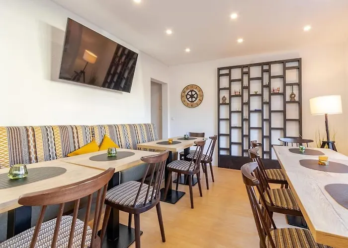 Townhaus-rhens 8 Schlafzimmer, Sauna, Weinkeller, Fotostudio, Hunde Willkommen Holiday home Rhens