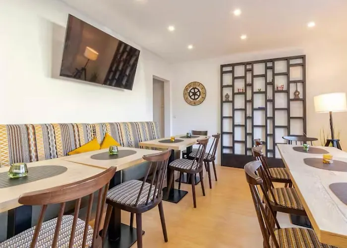 Holiday home Townhaus-rhens 8 Schlafzimmer, Sauna, Weinkeller, Fotostudio, Hunde Willkommen